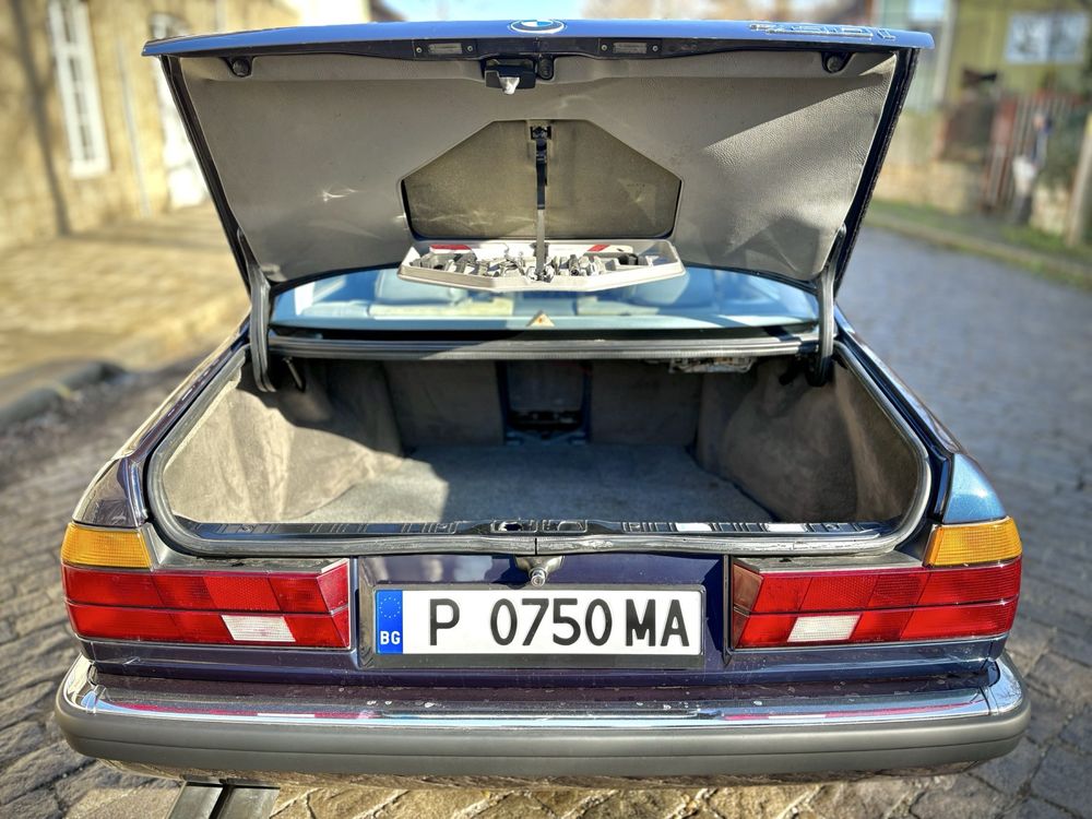 BMW 750i V12 (E32)