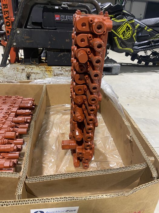 Distribuitor hidraulic nou pentru miniexcavator/excavator