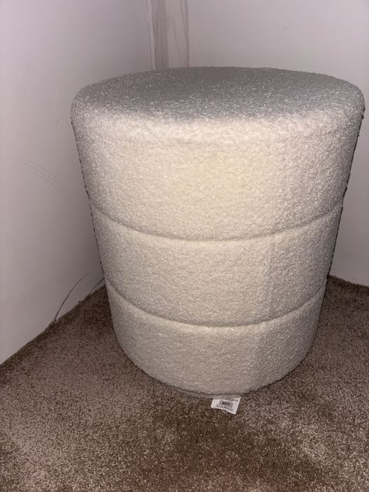 Чисто нова табуретка стол