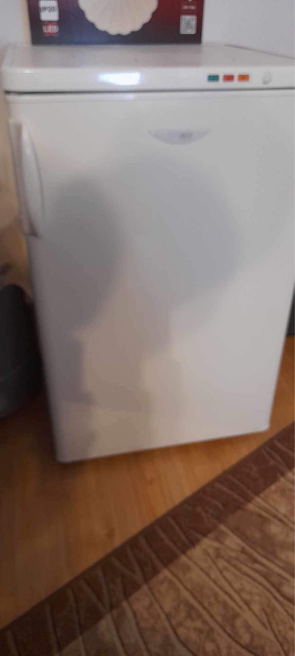 Продавам фризер Zanussi с чекмеджета