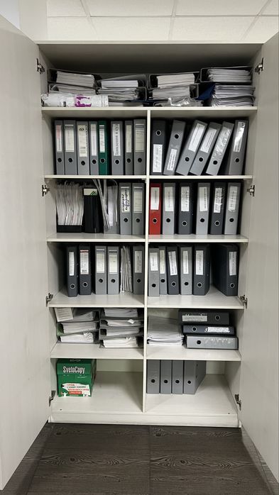 Продается шкаф в нормальном состоянии .