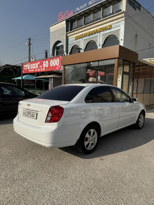 Chevrolet Lacetti 1.8 AT 2010 yil nomeri bilan sotiladi
