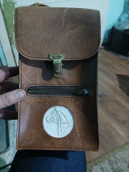 Vand geanta din piele are 60 de ani