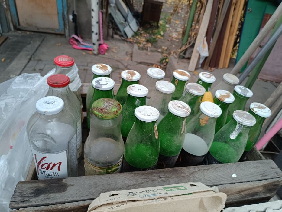 Отдам даром стеклянные бутылки и каретки из под яиц.