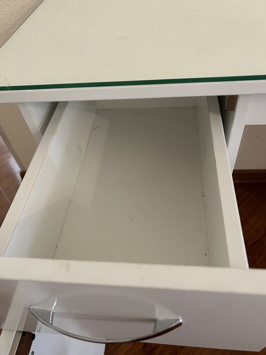 Маникюрный стол со стеклом в отличном состоянии