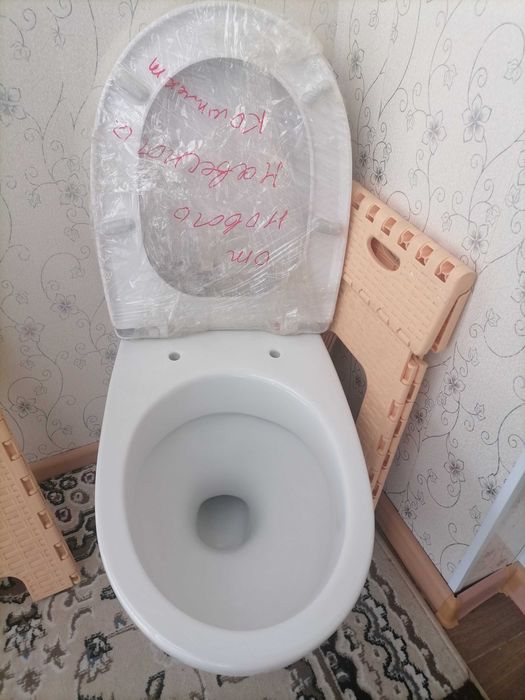 Унитаз настенный, встраиваемый с инсталяцией