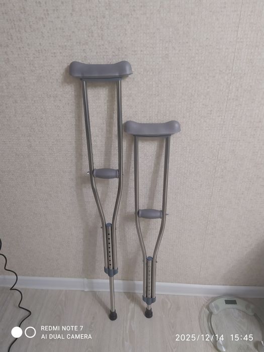 6000 Торг! Костыли пара регулируются от 1м2см до 1м22см подмышку