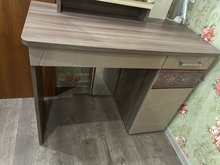 Продам трюмо в спальню