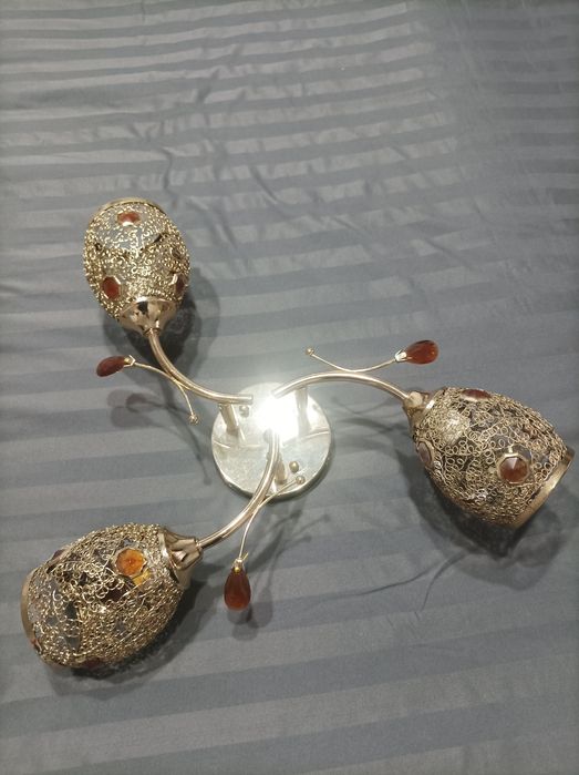 Продам люстру и светильник