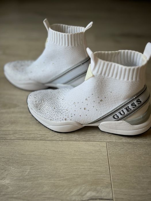 Sneakers guess aproape noi