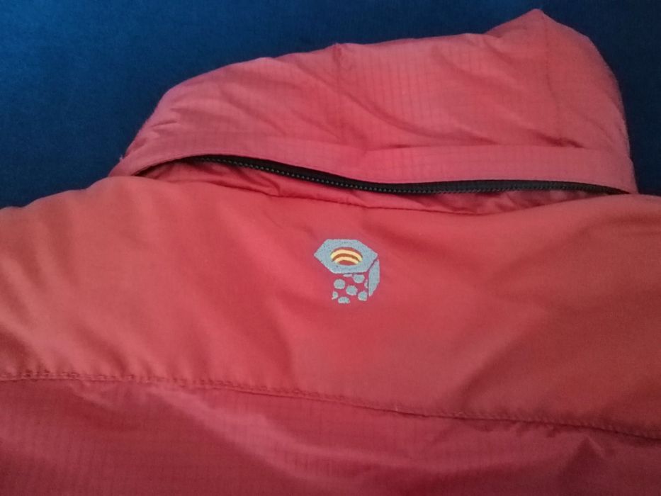 Vând Geaca Moutain Hard Were roșie puf Dama  S