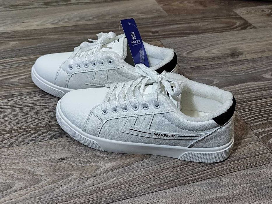 Продам тёплые кроссовки Anta женские. Продам кроссовки. Продам кеды.