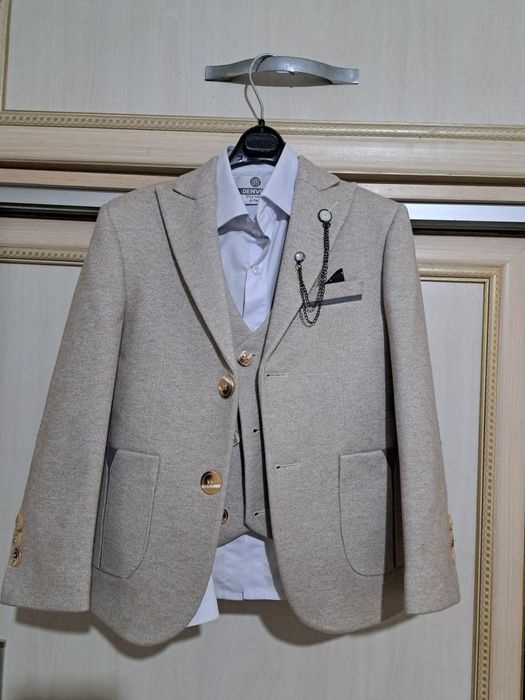 4 yoki 5 yoshli bolalar uchun kastyum shim kamplekt sotiladi