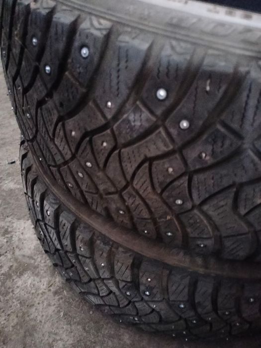 Продам пару зимних шипованных шин