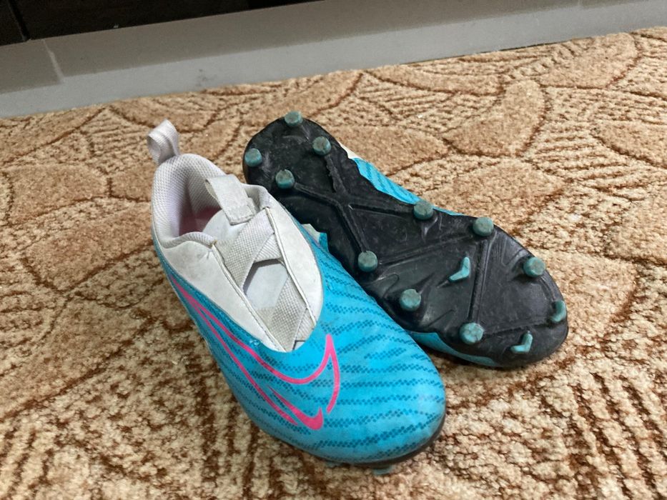 Продаю футбольные кросовки.