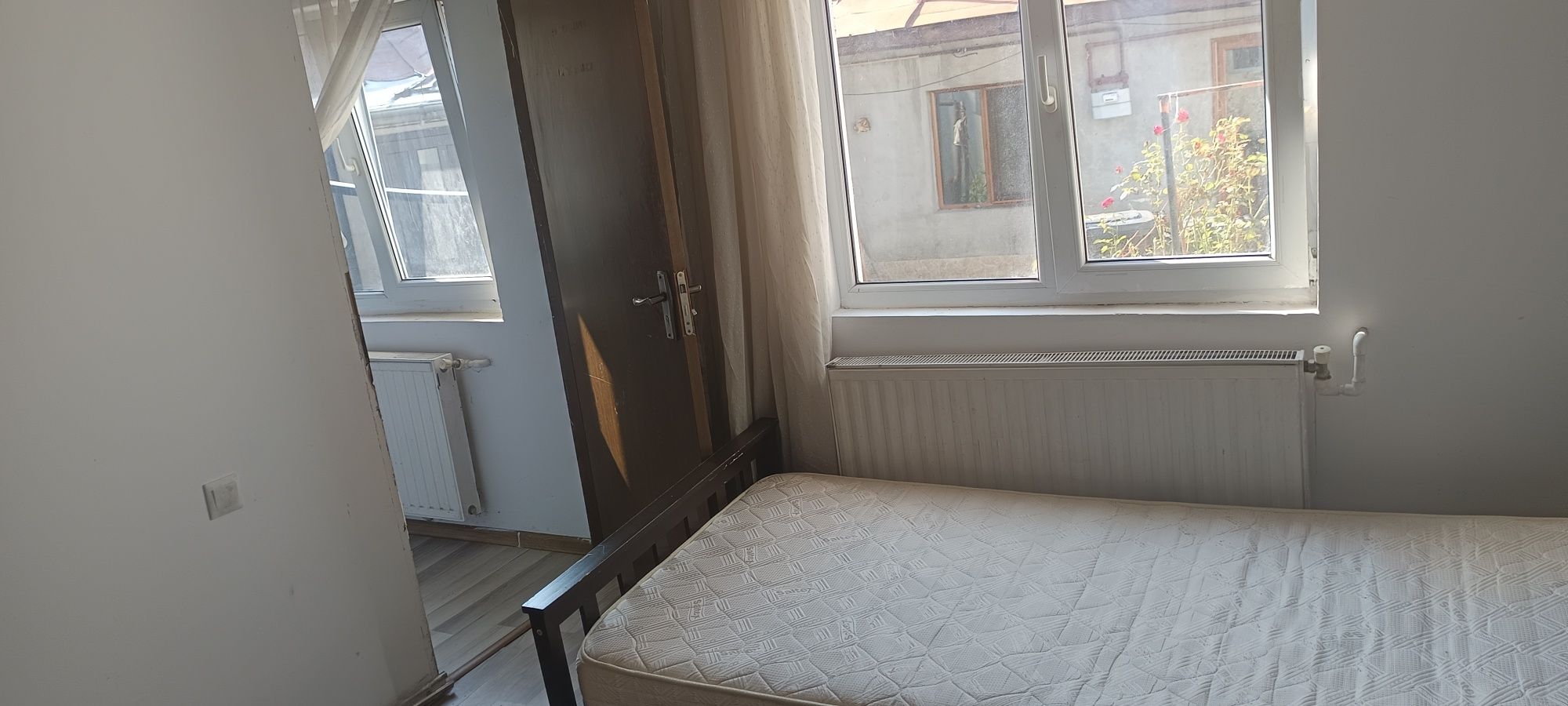 Închiriez casa la curte
