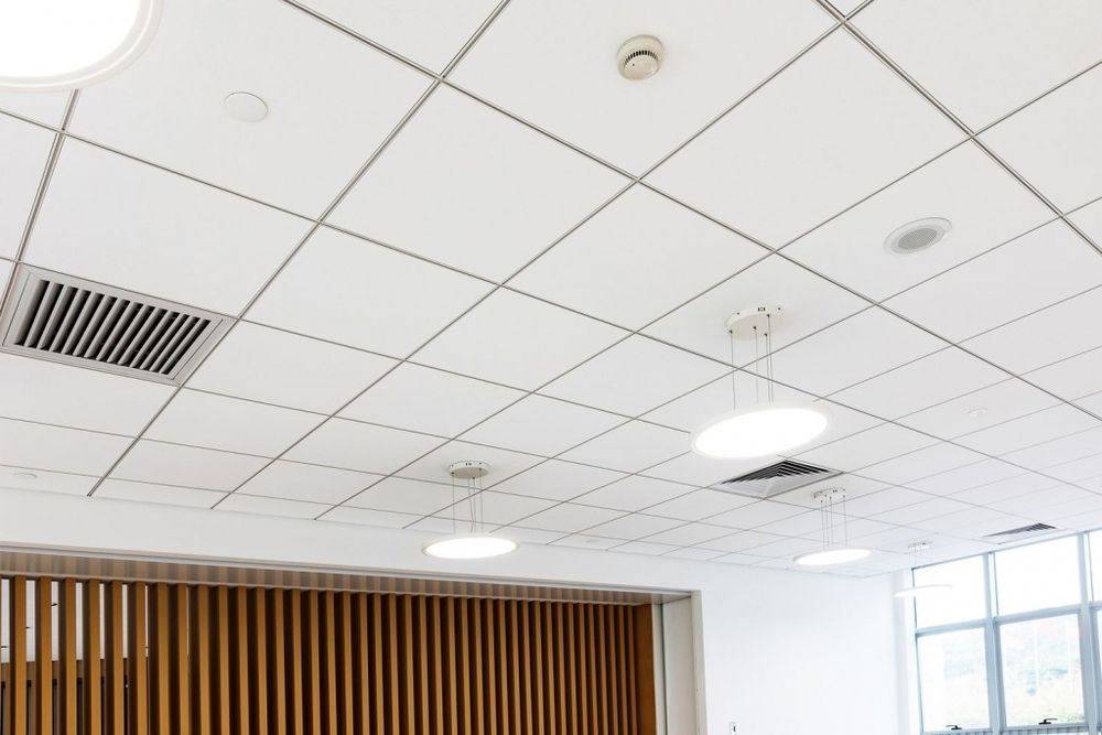 Грильято ва Армстронг потолок