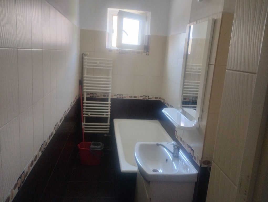 Închiriez ap 2 camere zona Andrei Muresanu