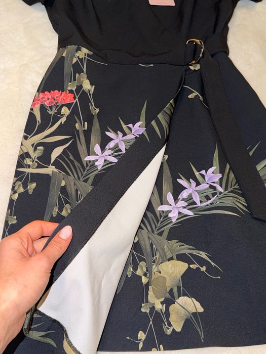 Рокля Ted Baker черна с цветя