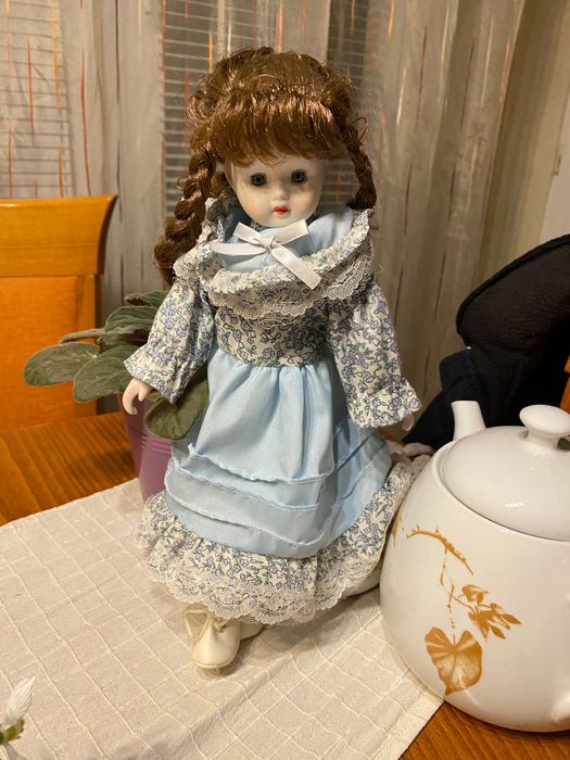 Красива порцеланова кукла с плитки и изразително лице