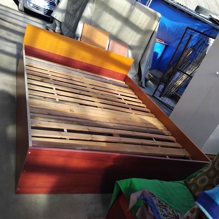 Vînd pat + saltea relaxa de două persoane,200/160