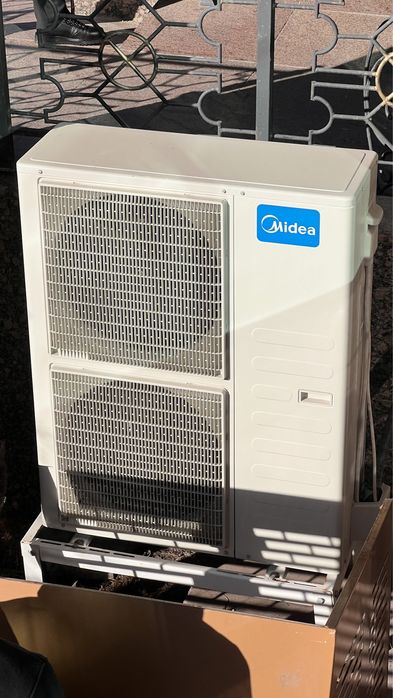 Продается кондиционер колонный Midea