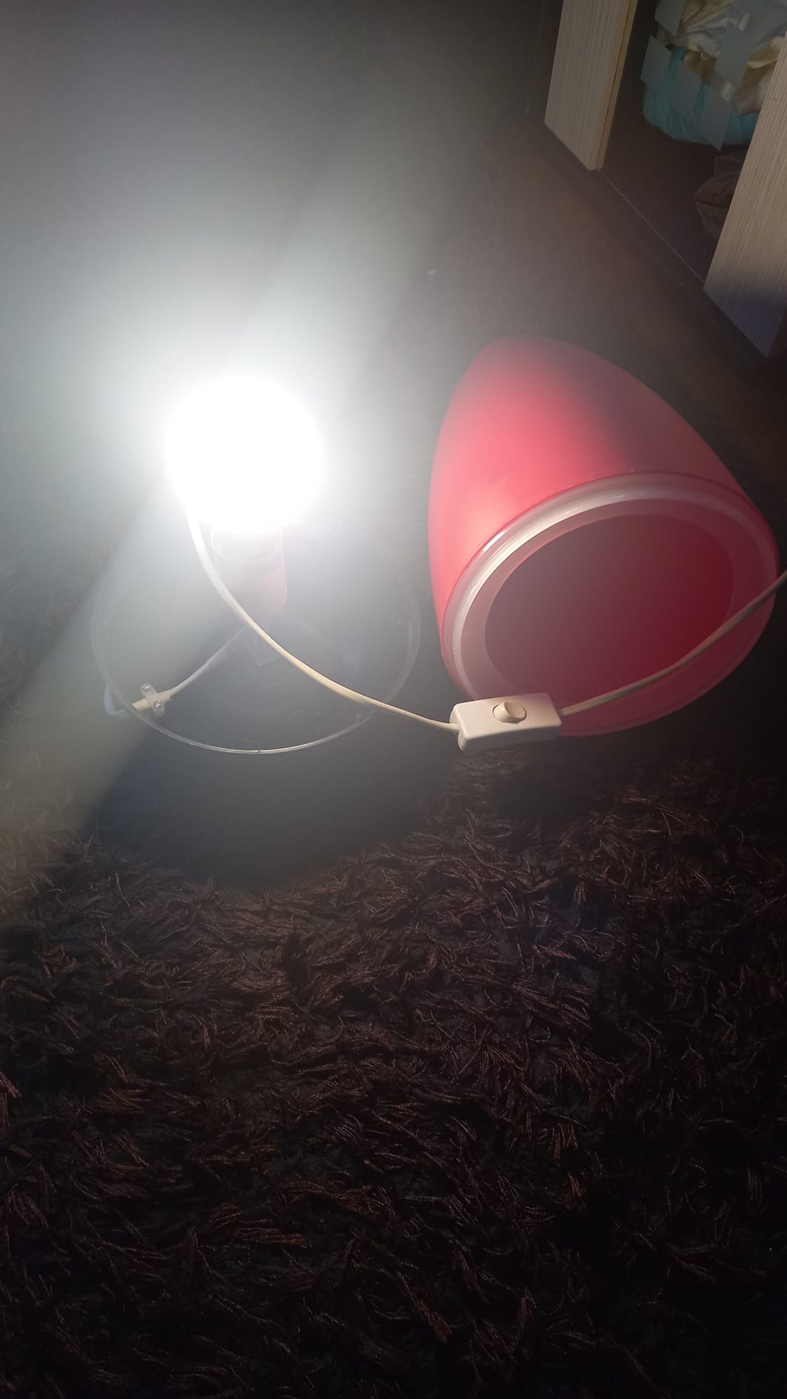 Lampa, veioză ,de culoare roșie