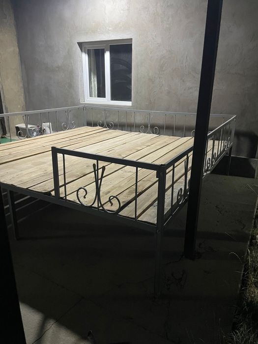 Топчан железный с досками кровать