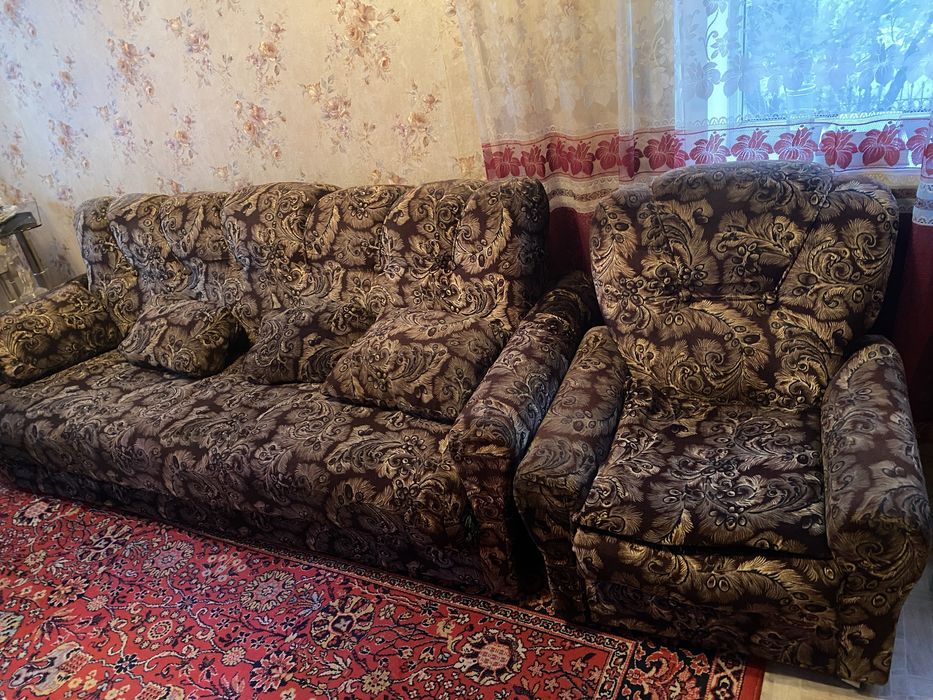 Продам мягкий уголок, диван и два кресла.