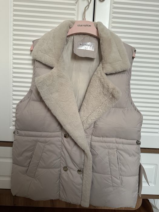 Безрукавка бержевого цвета/ Размер:Л/ 200тыс