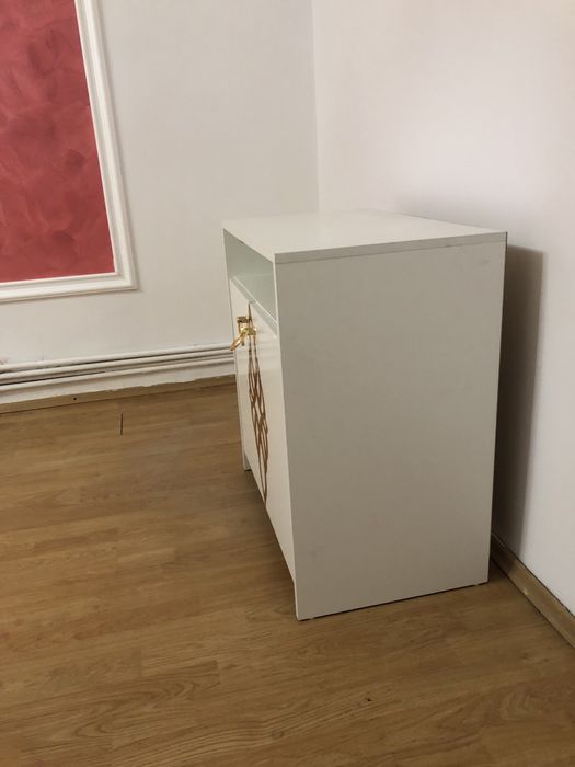 Vand doua noptiere si doua comode