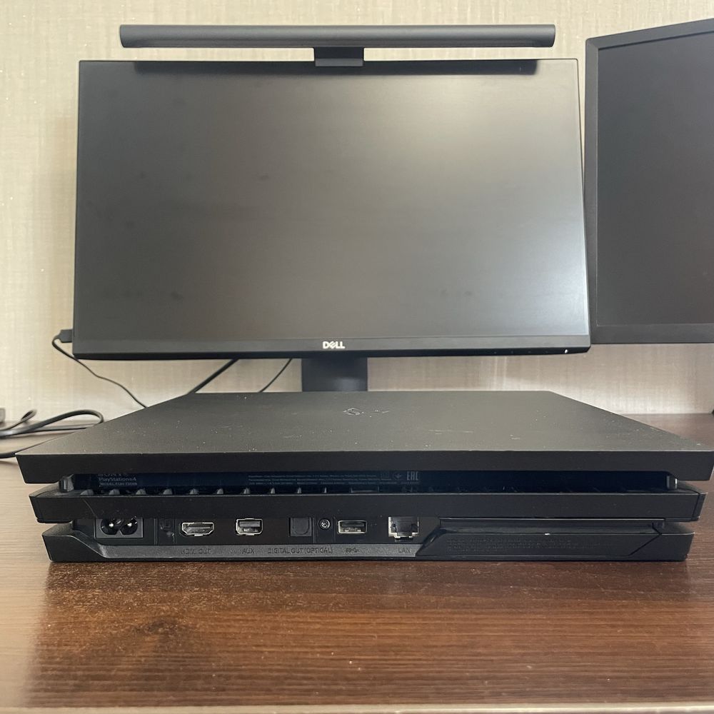 PlayStation 4 Pro, 1 Тб + геймпад DualShock 4