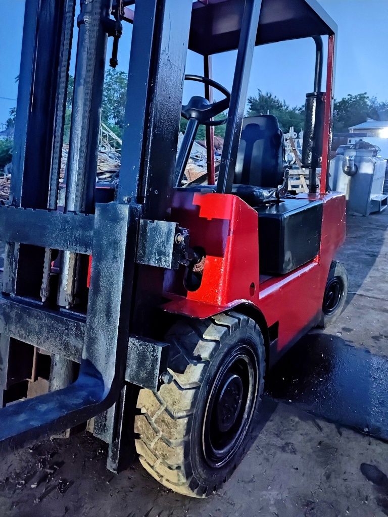 Продается погрузчик 3 тонник.