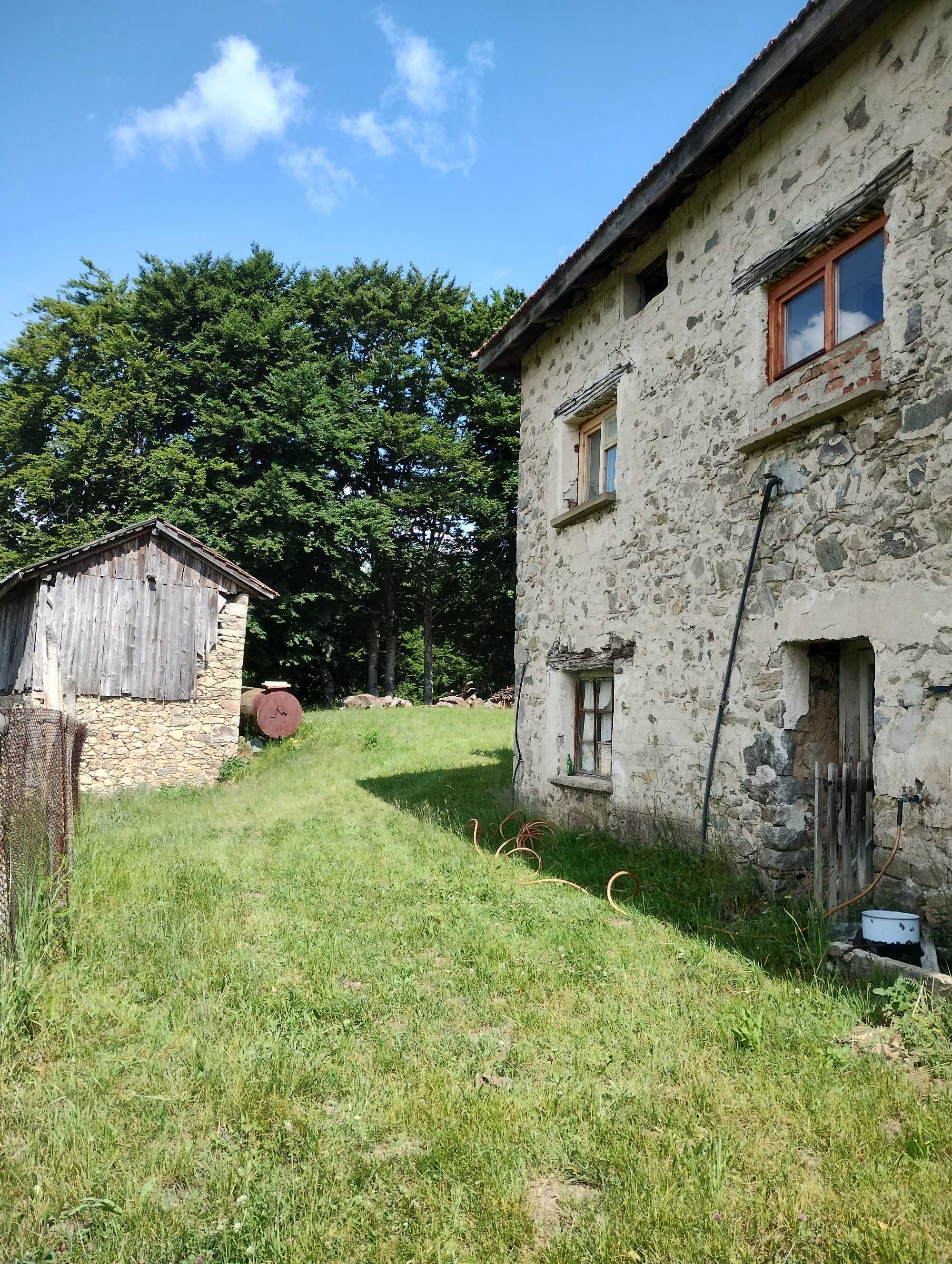 Продавам къща в село Стърница община Баните
