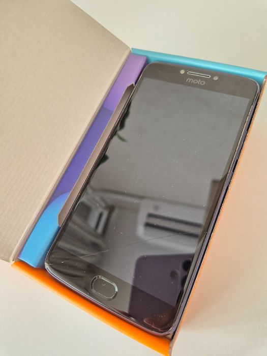 Продавам Motorola E4 Plus. За части