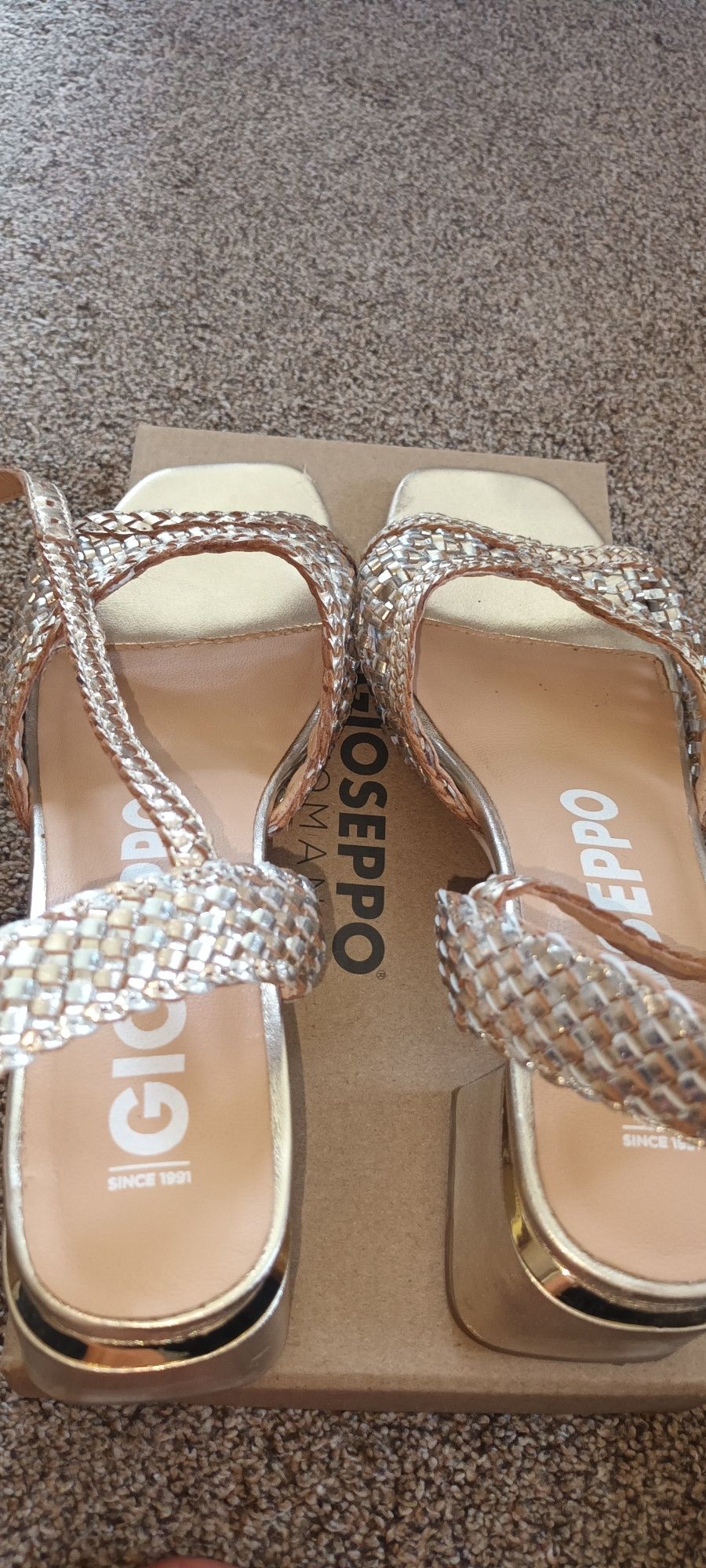 Сандали на марката Gioseppo