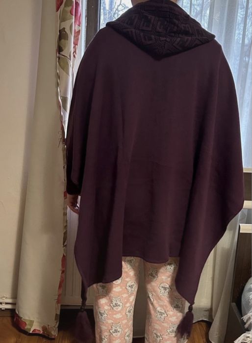 Poncho mov cu imprimeu si gluga, cu maneci si ciucuri XL si XXL