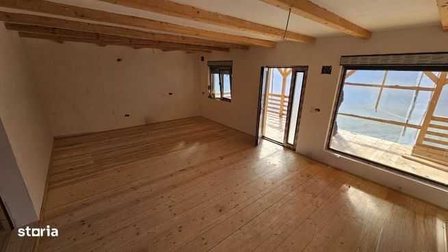 Casa la tara de vanzare
