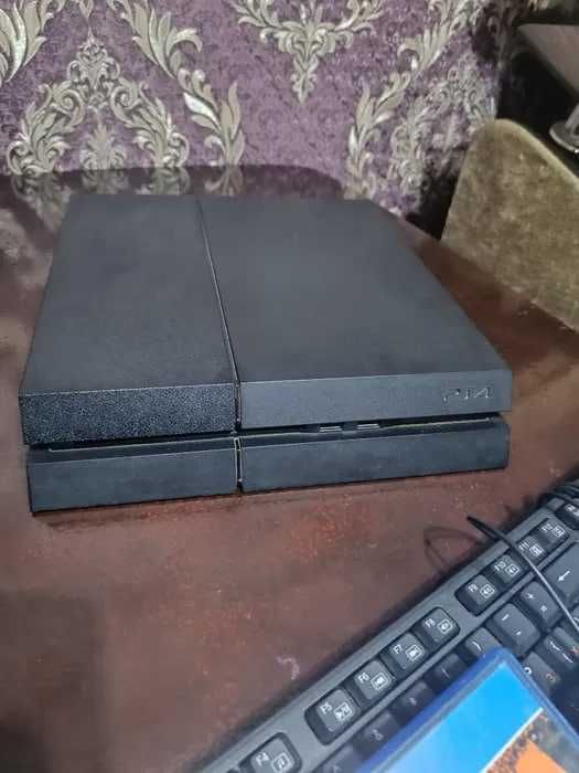 Продам PS4 1TB + DualShock + 2 игры