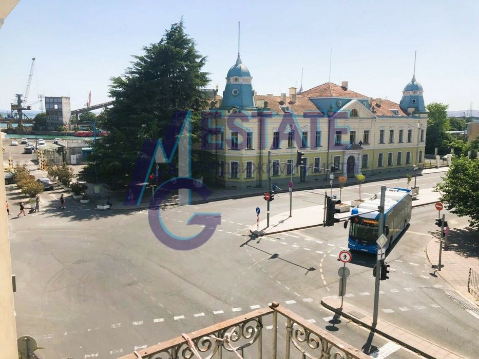 Дизайнерски апартамент под наем в Топ центъра на гр. Бургас