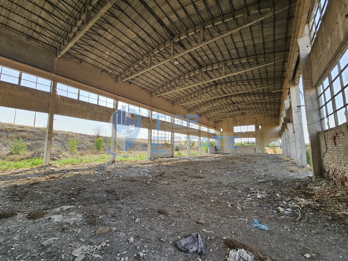 Промишлен имот с 57 дка парцел, промишлени сгради и подстанция в с. О
