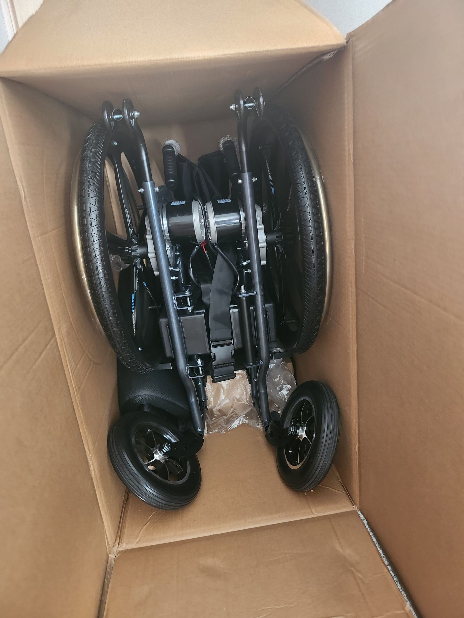 Vand carucior electric NOU pt persoane cu dizabilitati sau varstnici