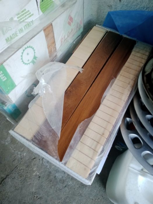 Vând parchet lemn TEAK