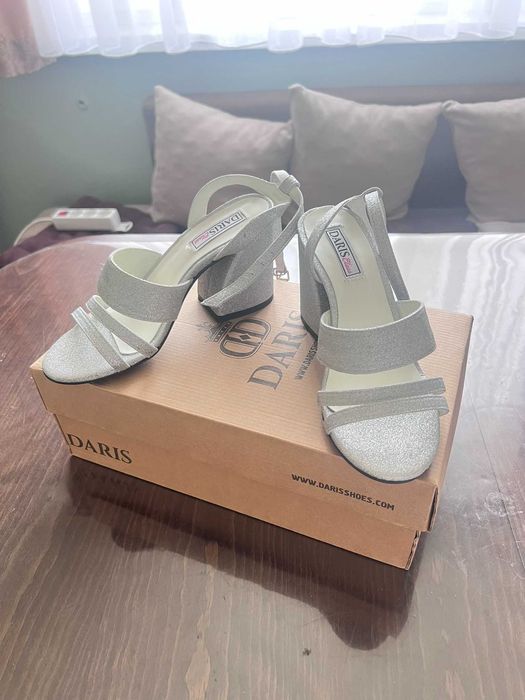 Сребристи летни обувки - нови - номер 37 (23 см)