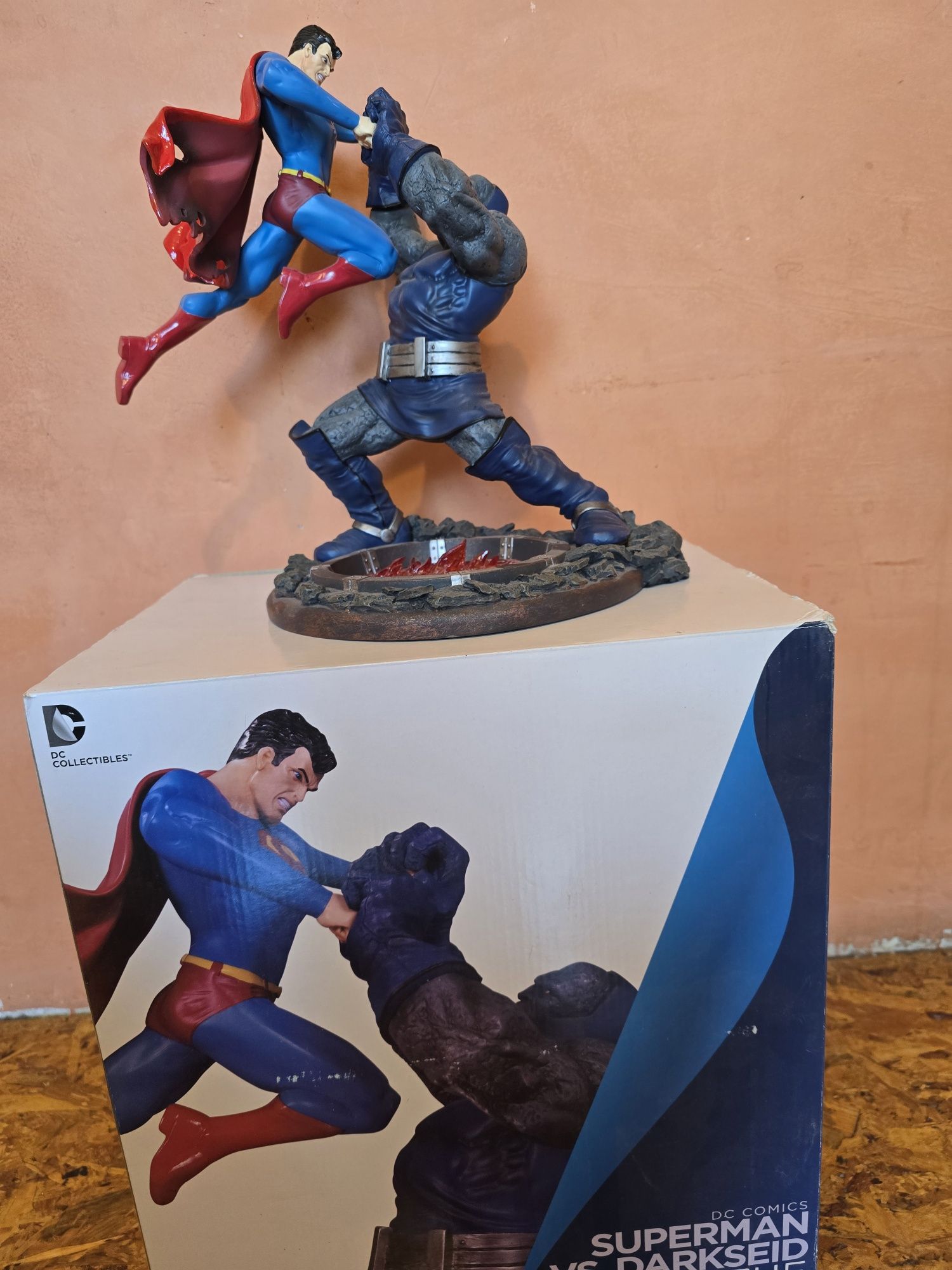 Статуя Superman vs Darkseid