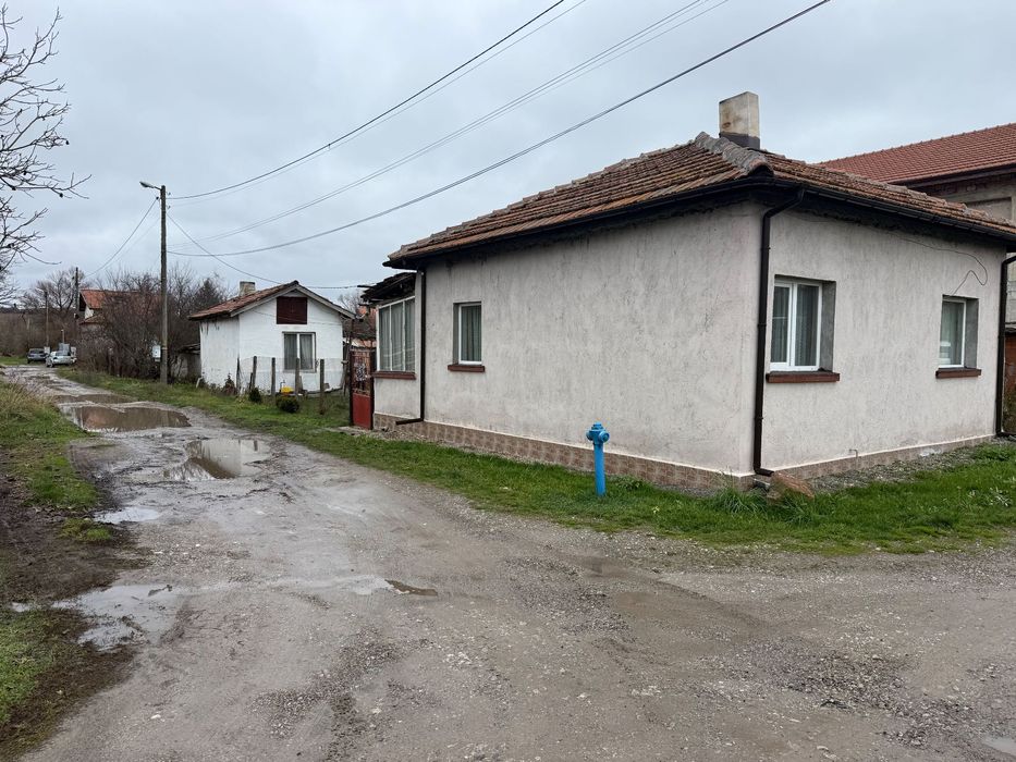 Продавам дял от имот (2/5 идеални части) в с.Ярджиловци община Перник