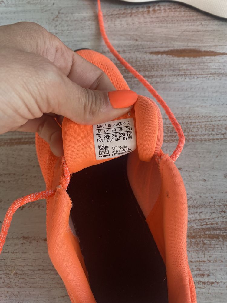 Adidas оранжеви