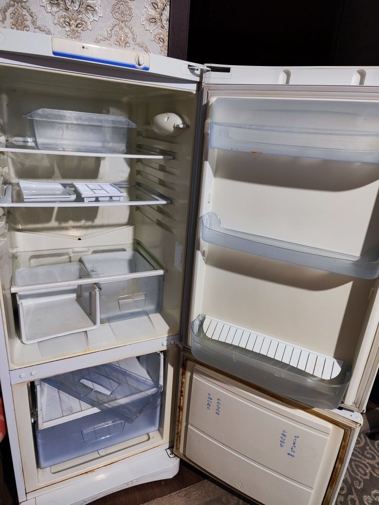 Холодильник Indesit