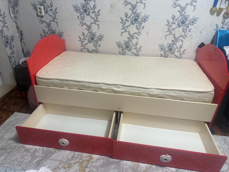 Кровать с новым матрасом