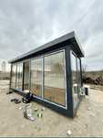 Vand containere modulare tin vitrina cu lambriu de lemn